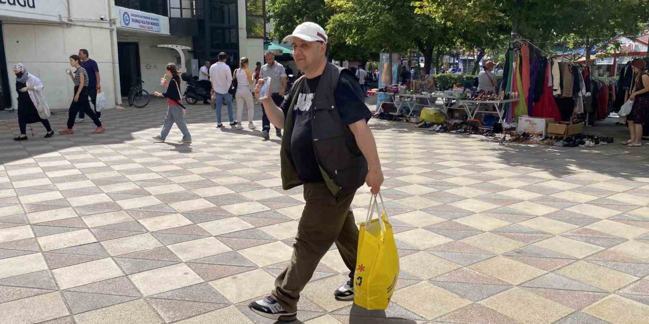 Yıllardır Sokak Sokak Dolaşıp Kaset Satmaya Çalışıyor