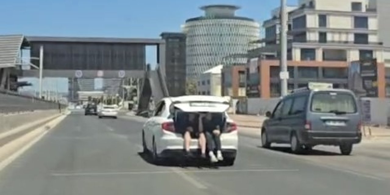 Otomobilin Bagajında Kilometrelerce Seyahat Ettiler