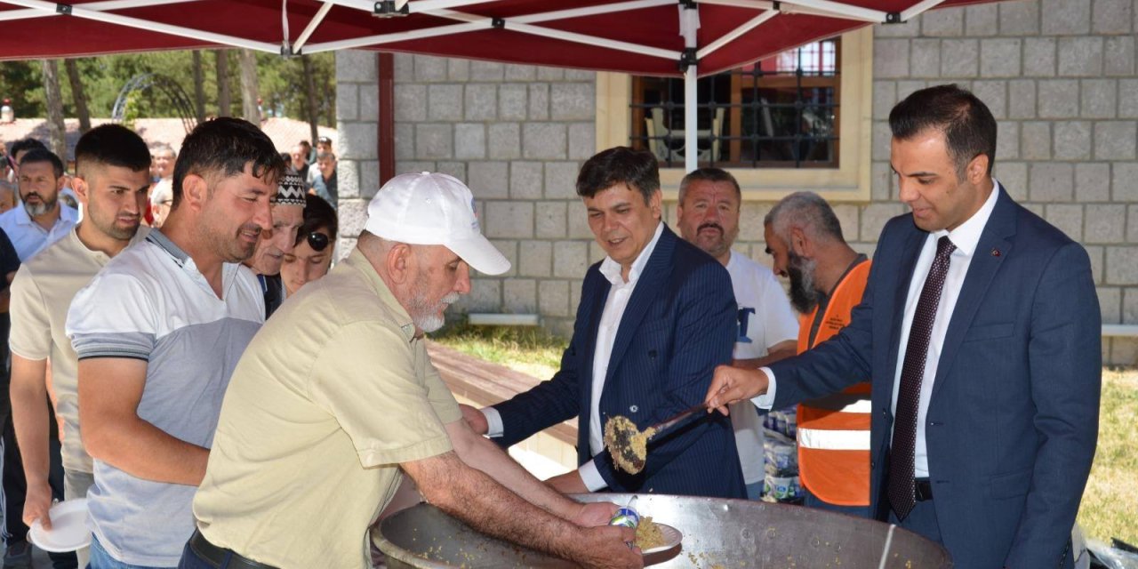 Ertuğrul Gazi Külliyesinde Şifalı Pilav İkramı