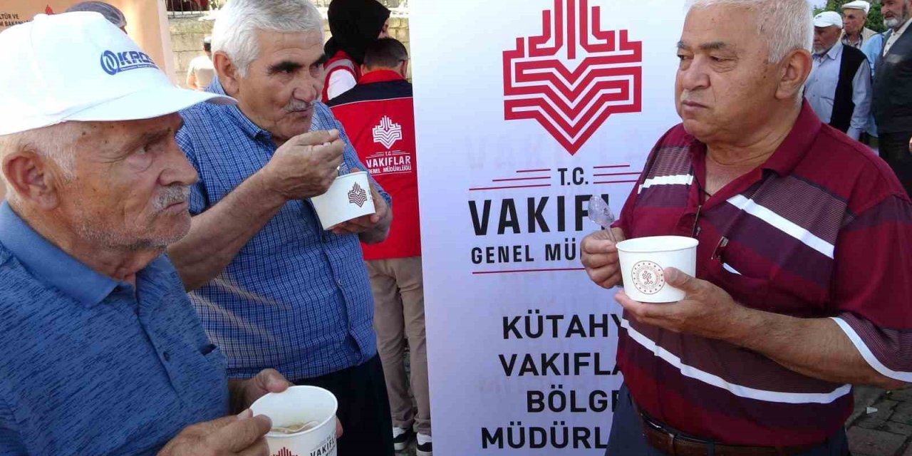 Asırlık Vakıf Geleneği Sürdürülüyor, Binlerce Vatandaşa Aşure İkramı