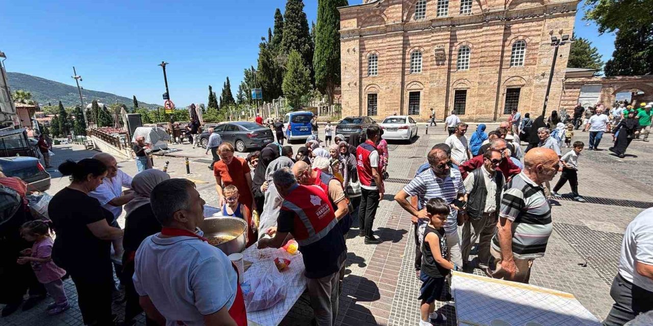 Vakıf Camilerinde Aşure İkramı