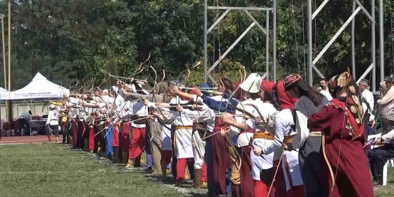 Geleneksel Türk Okçuluğu Kemankeşleri Hedefe Kitlendi