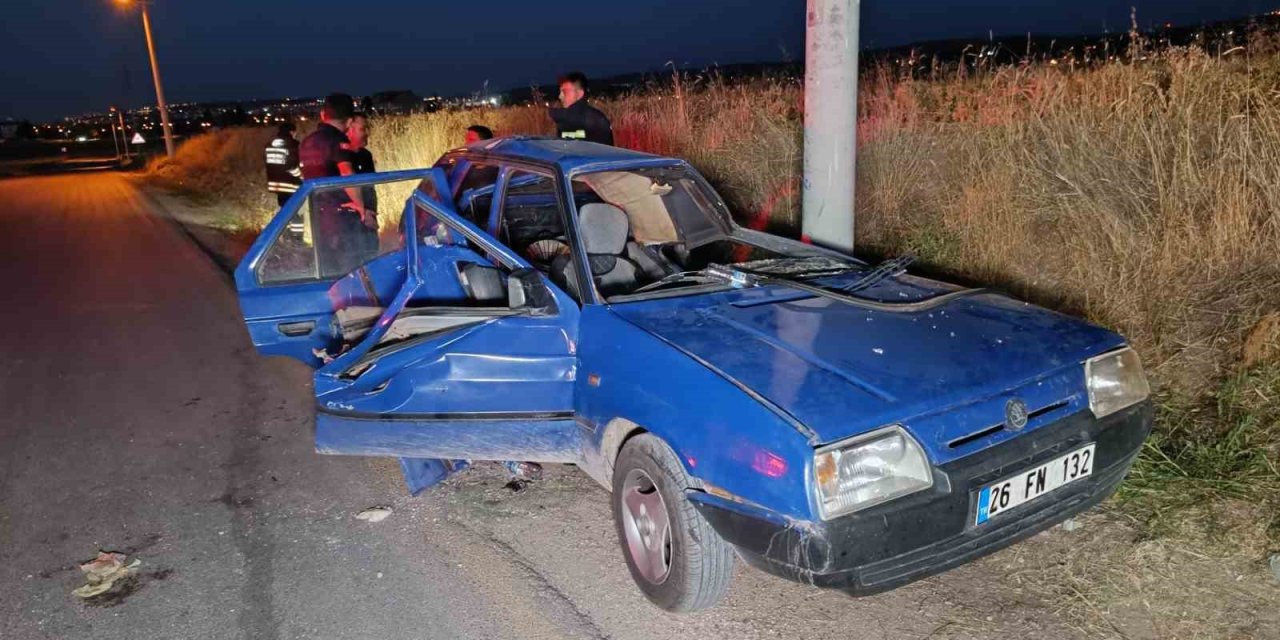 Otomobil Aydınlatma Direğine Çarpıp Takla Attı
