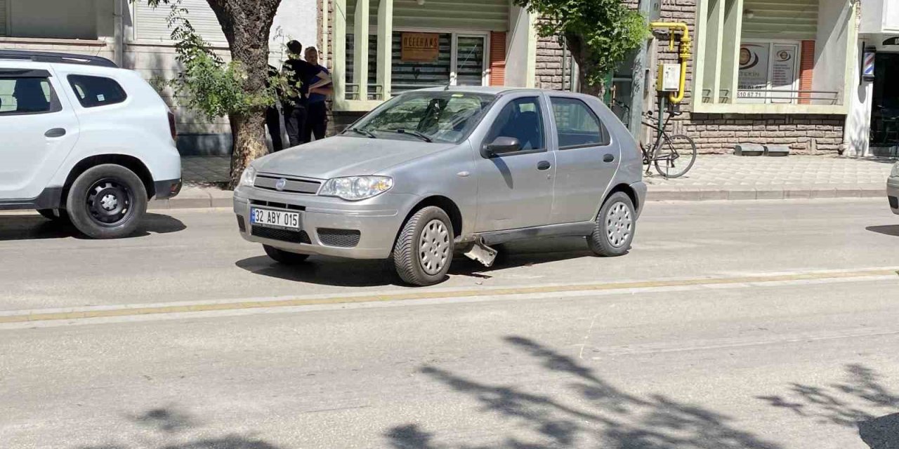 Otomobil İle Motosikletli Kurye Çarpıştı