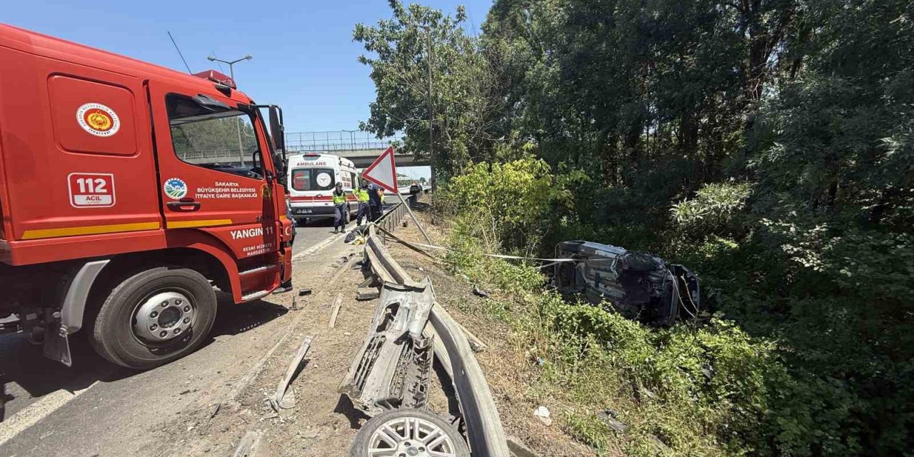 Otoyolda Kontrolden Çıkan Hafif Ticari Araç Şarampole Devrildi