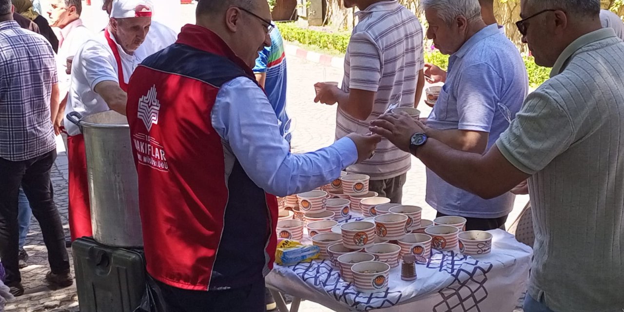 Vakıflardan aşure ikramı