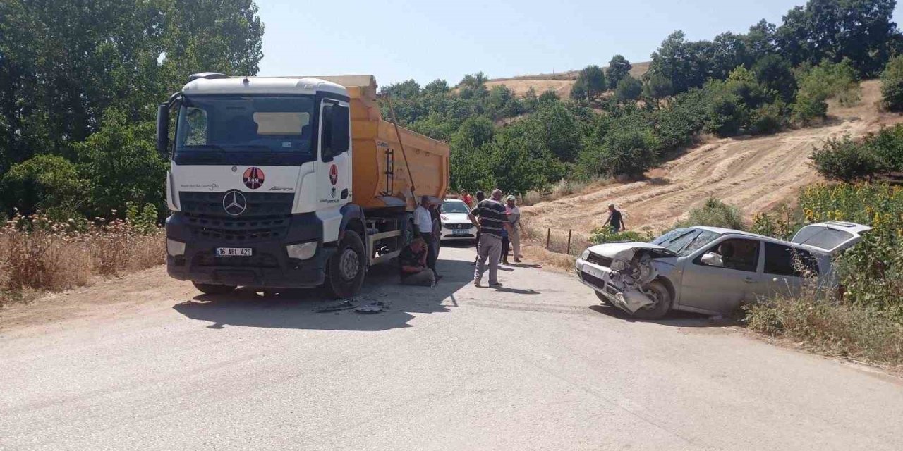 Kamyon İle Otomobil Kafa Kafaya Çarpıştı