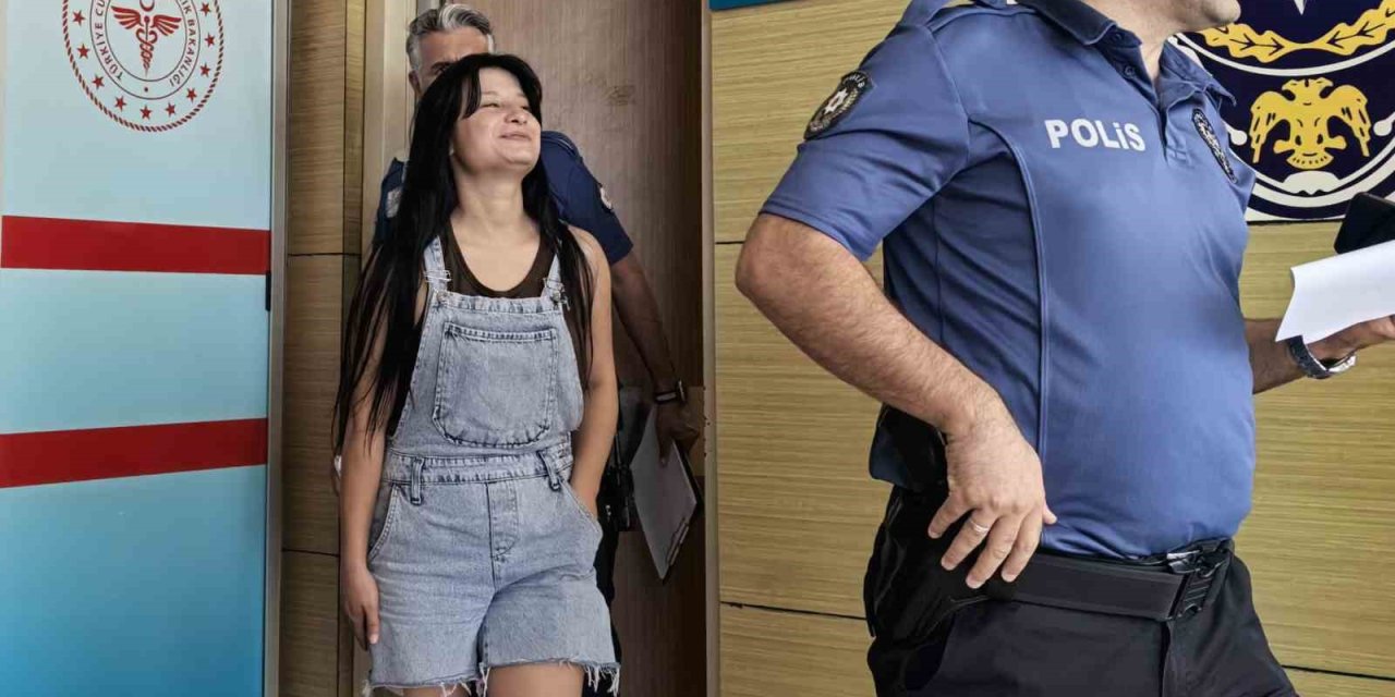 Genç Kızlar Arasında Bıçaklı Kavga: 1 Yaralı