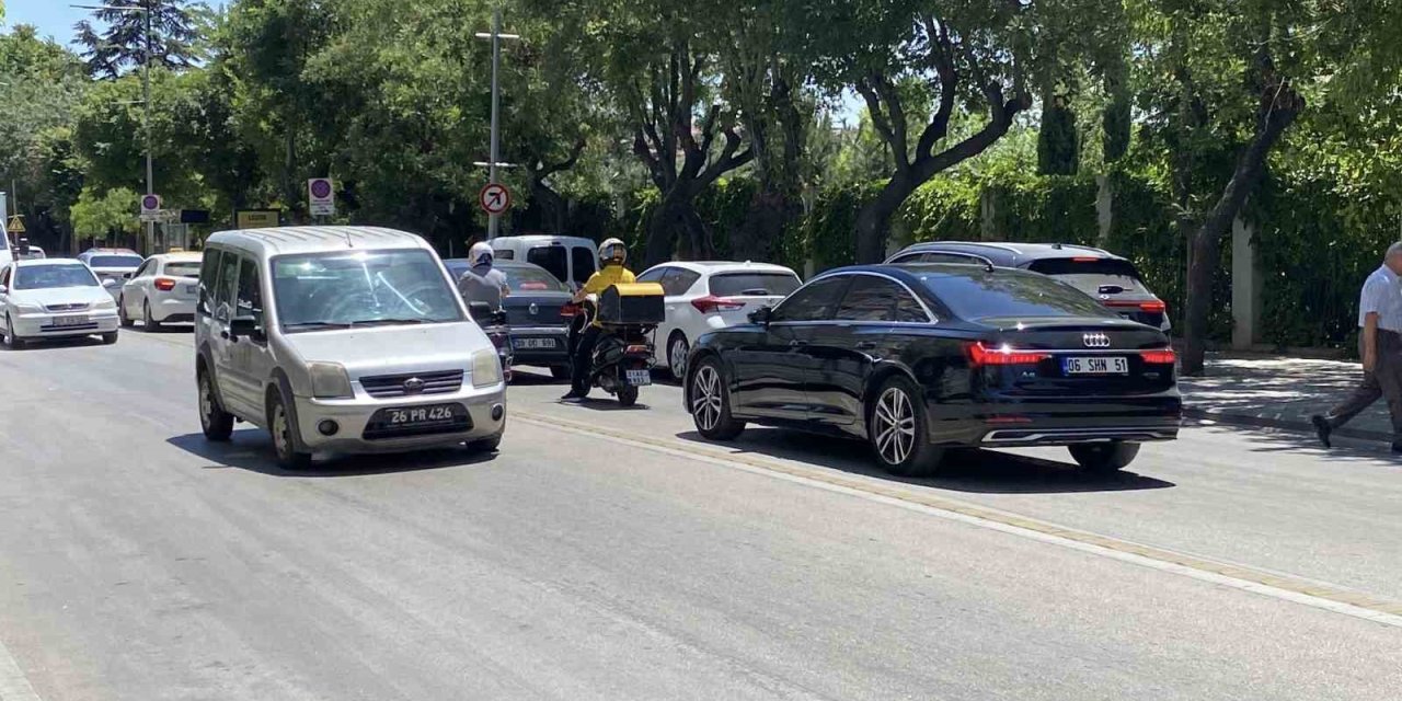 Sebep Olduğu Kazanın Ardından Hiçbir Şey Olmamış Gibi Yoluna Devam Etti