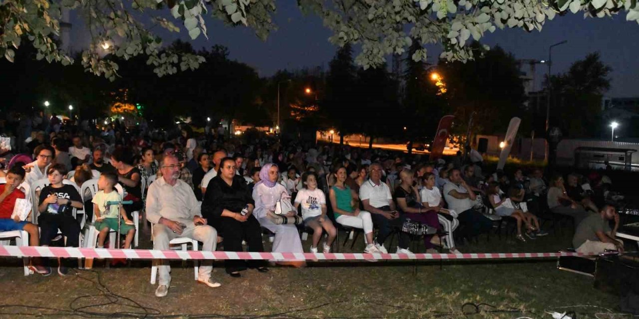 Çocuklar Açık Hava Sinemasında Buluştu
