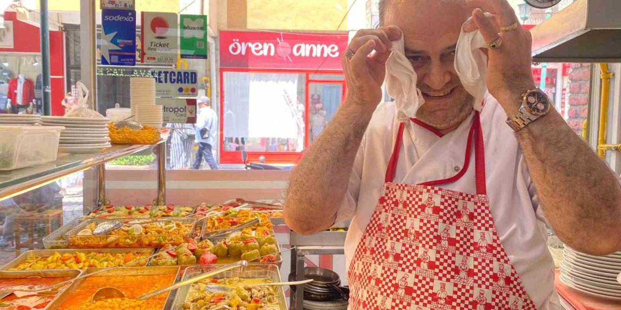 Sıcaktan Bunalan Aşçı Çareyi Havluda Buldu