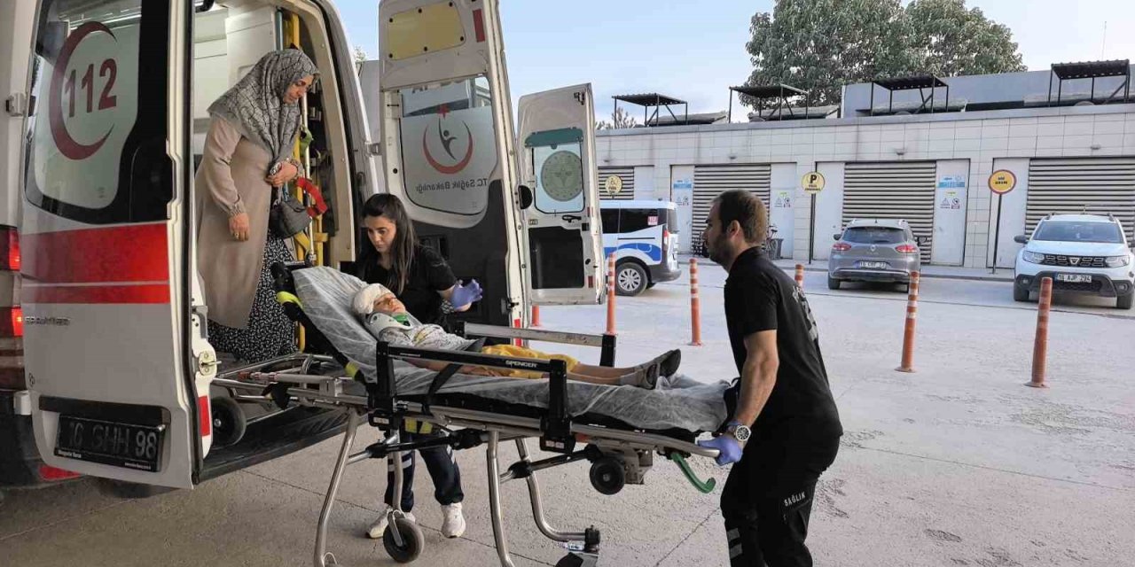 Sürgülü Kapının Altında Kalan Çocuk Ağır Yaralandı