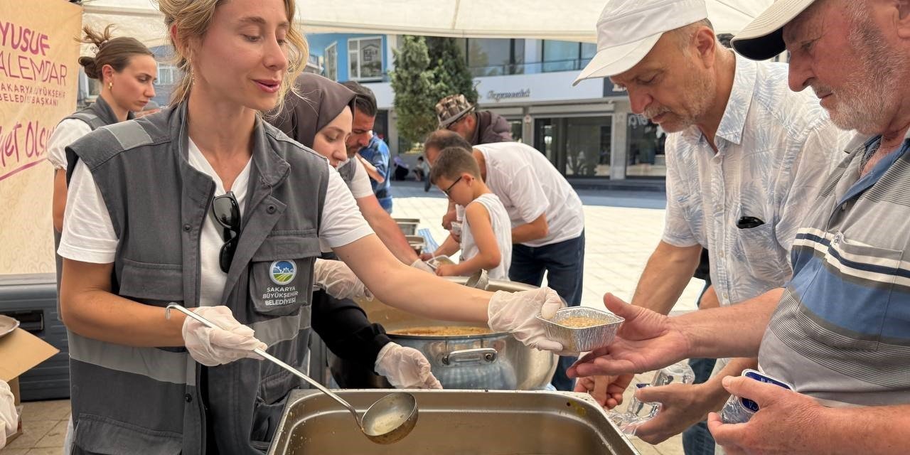 Binlerce Kişi Aşureyi Tattı, Hem Diller Hem De Gönüller Lezzet Buldu