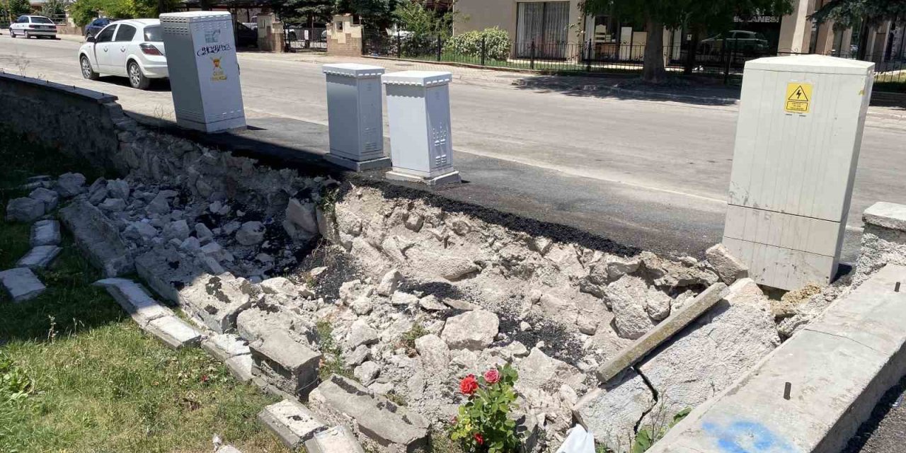 Kaldırıma Park Edilen Kamyonlar Nedeniyle Bahçe Duvarı Yıkıldı