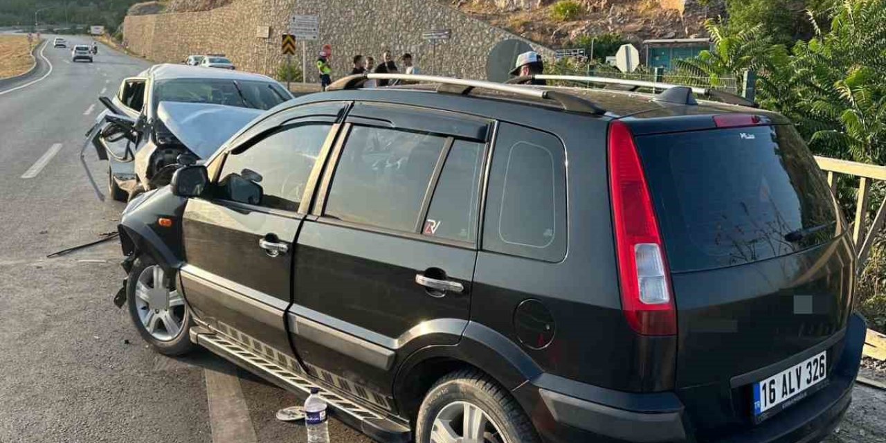 İki Otomobil Çarpıştı: 1’i Ağır 4 Yaralı