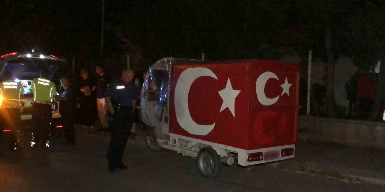 Yolun Karşısına Geçmek İsteyen Kadına Ters Yönden Gelen  Araç Çarptı