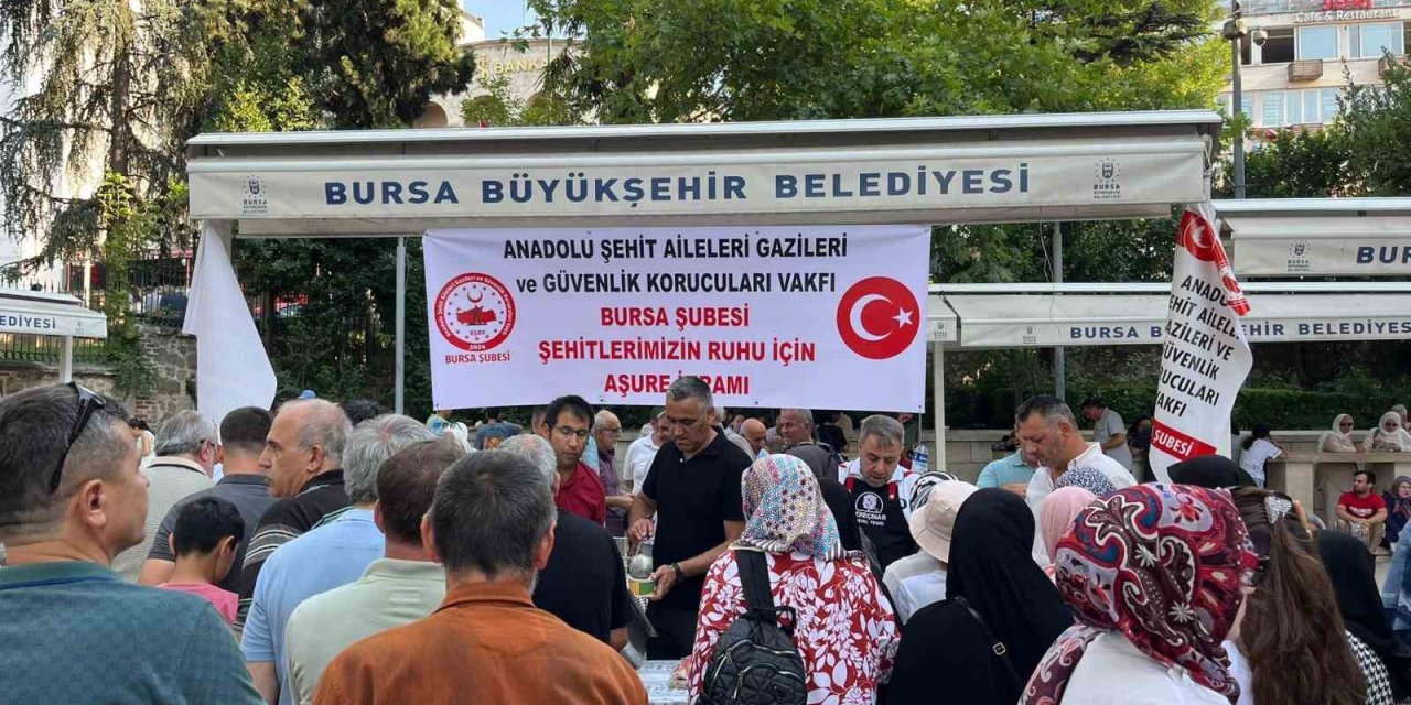 Şehitlerin Hayrına Aşure Dağıtıldı