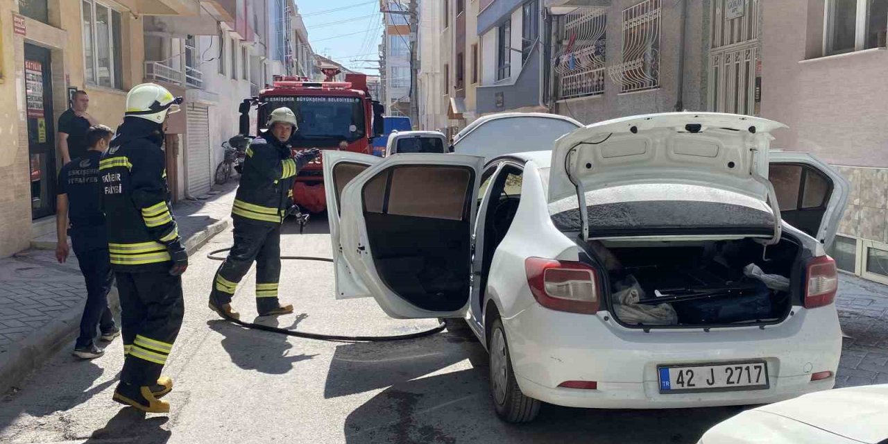 Park Halindeki Otomobilde Yangın