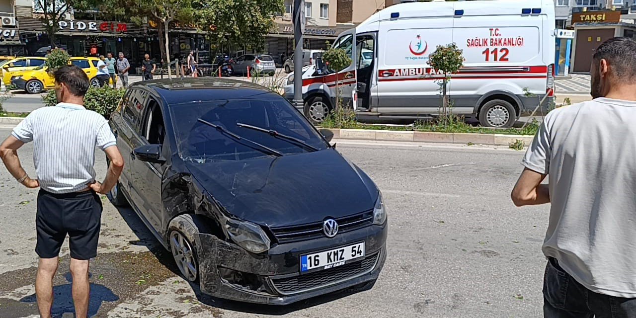 İki Araç Kafa Kafaya Çarpıştı: 4 Yaralı