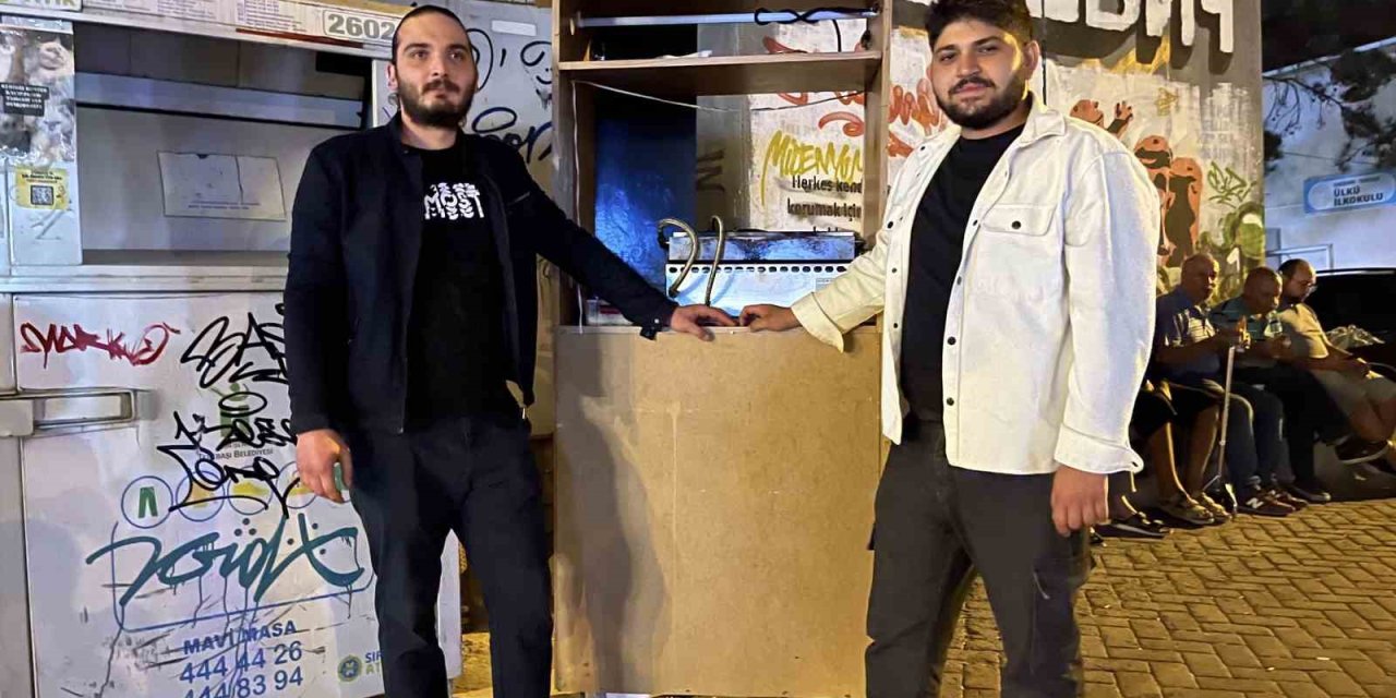 Bu Gençler Ekmeklerini Gardıroptan Kazanıyor