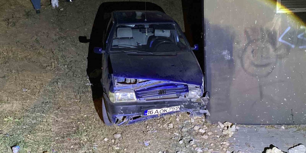 Otomobil Şarampole Uçup Trafoya Çarptı: Kazayı Burnu Bile Kanamadan Atlattı
