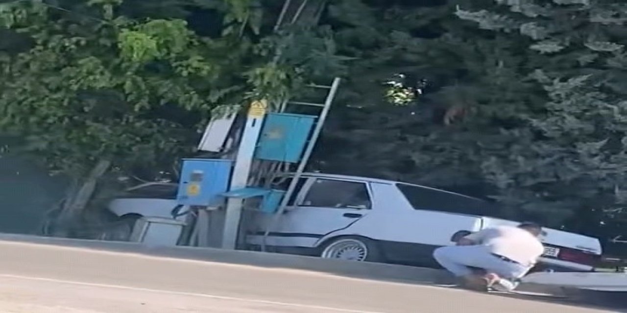 Otomobil Kontrolden Çıktı, Önce Direğe Sonra Evin Koruma Tellerine Çarptı