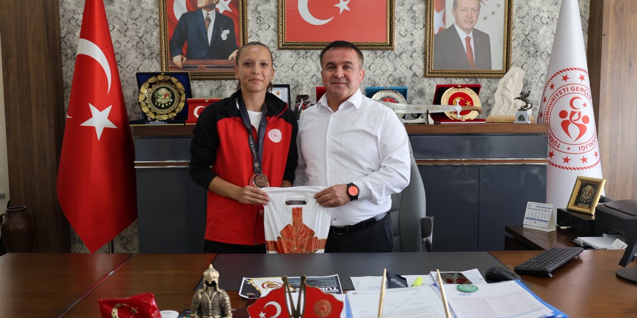 Müdür Demir Başarılı Sporcuyu Tebrik Etti
