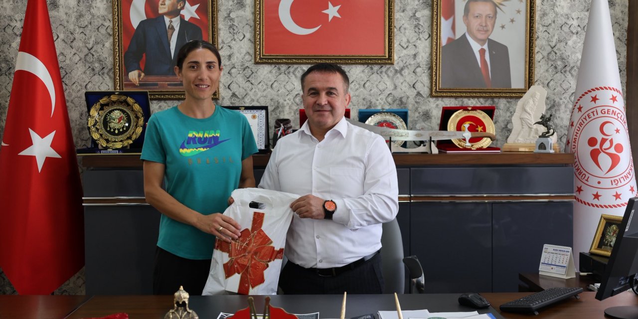 Şampiyon Sporcudan Müdür Demir'e Ziyaret