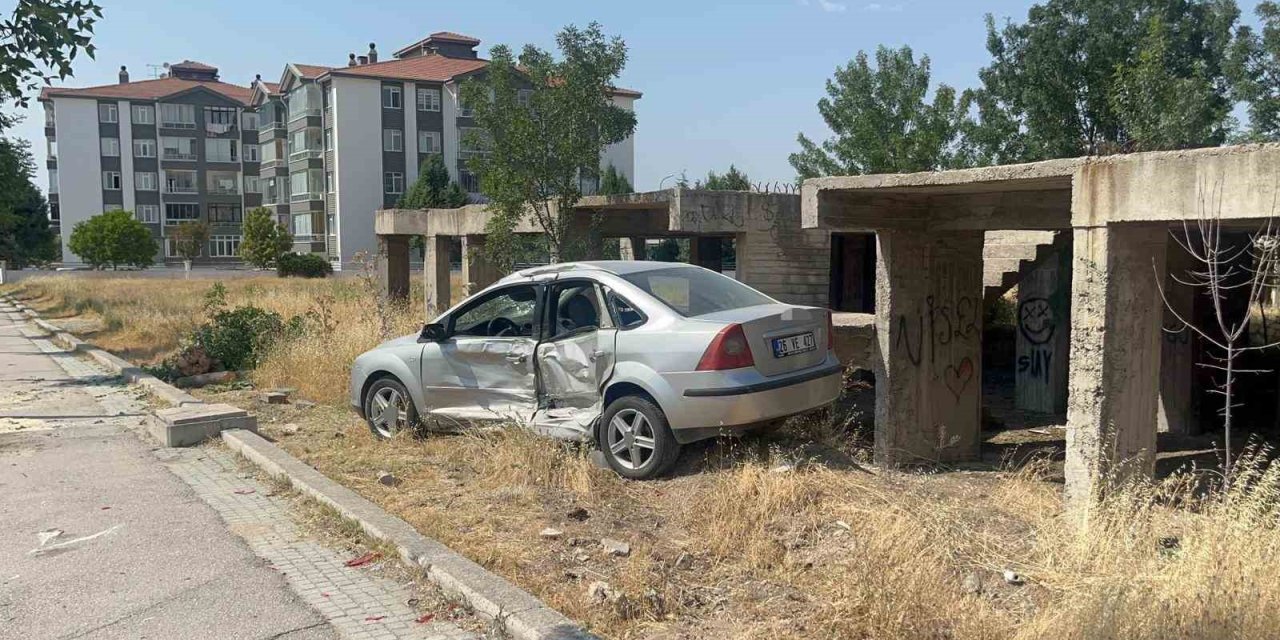 Kazayı İnceleyen Polisin Aracına Kontrolden Çıkan Otomobil Çarptı