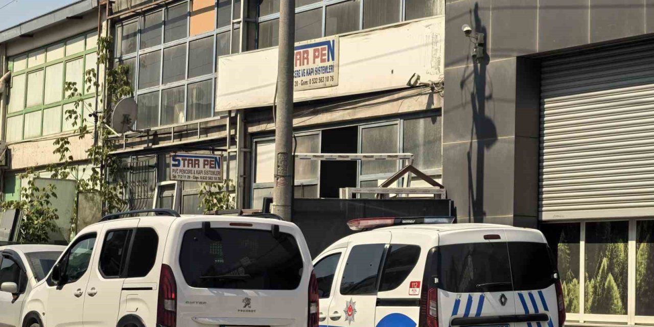 Pencereyi Beğenmeyen Müşteri İş Yerini Kurşunladı
