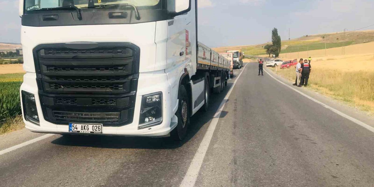 Viraja Hızlı Giren Otomobil Karşı Yönden Gelen İki Tıra Çarptı!