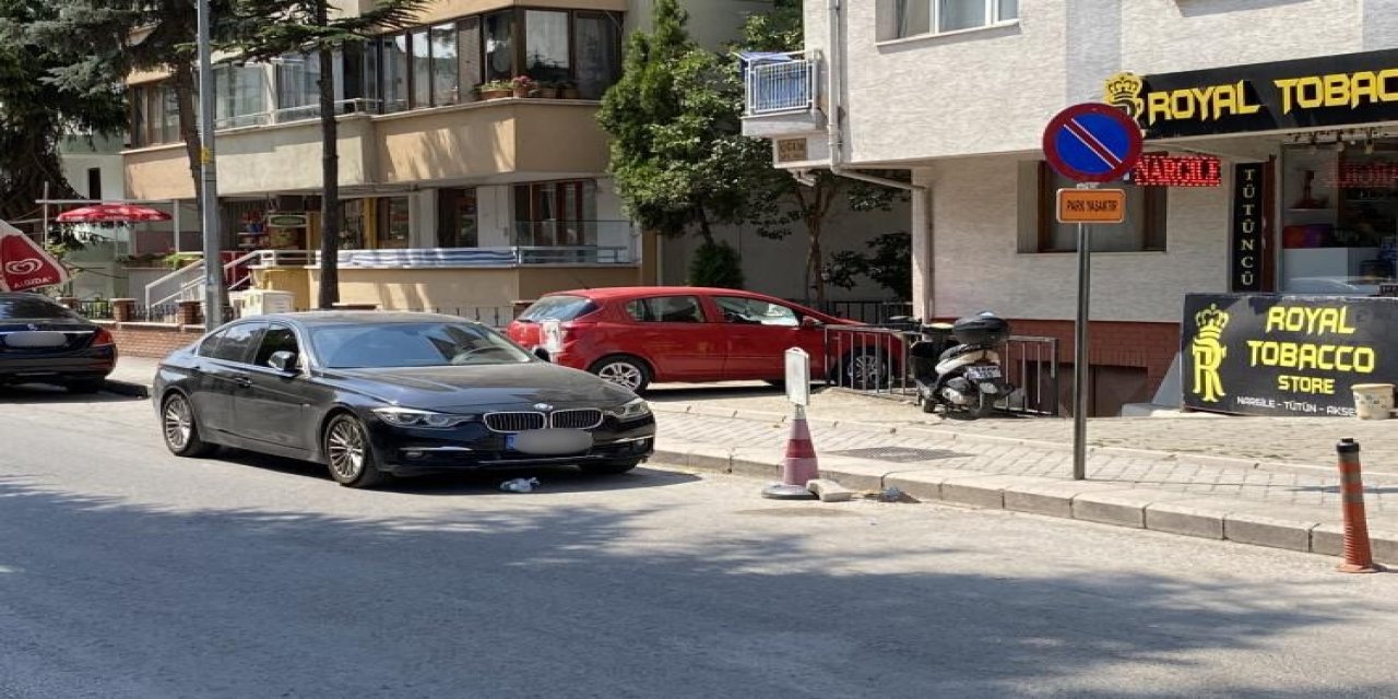 ’park Yasaktır’ Tabelası Bu Sokakta Dikkate Alınmıyor