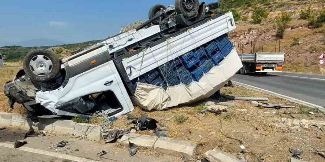 Hafif Ticari Araç Kamyonetle Çarpıştı: 3 Yaralı