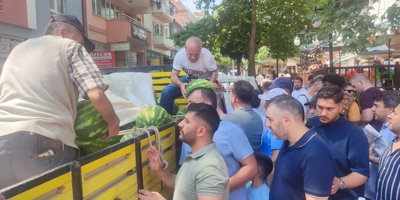 Hayırsever vatandaş karpuz dağıttı