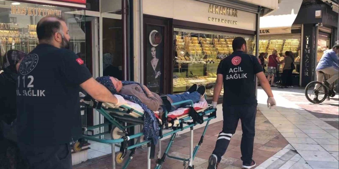 Giyim Mağazası Önünde Aniden Bayıldı