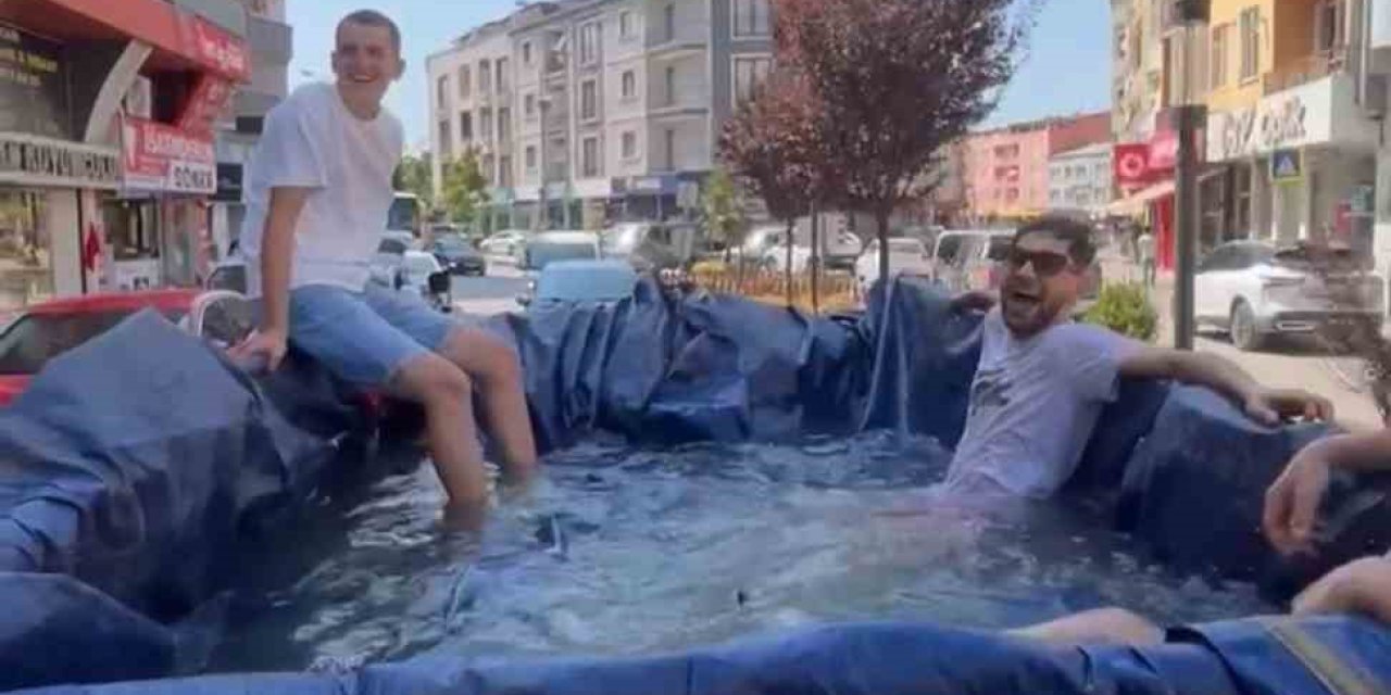 Sıcak Havalarda Traktörün Römorkunu Havuz Yapıp Şehir Turu Attılar