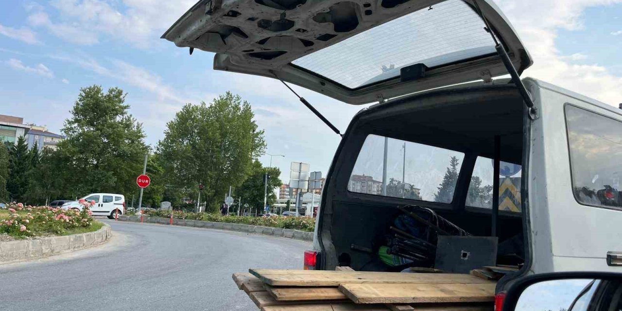 Trafikte Bagajı Açık Şekilde Kereste Taşıdı!