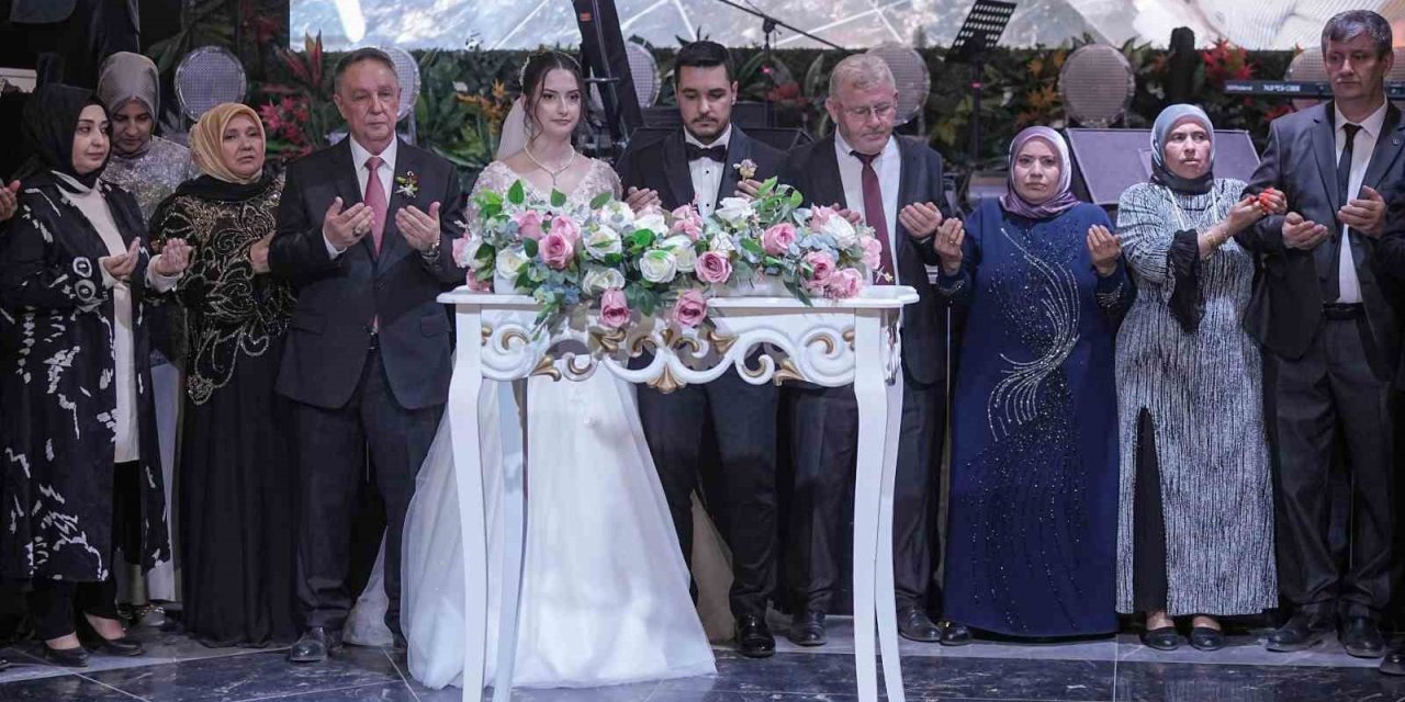 Siyaset Ve İş Dünyasını Buluşturan Düğün