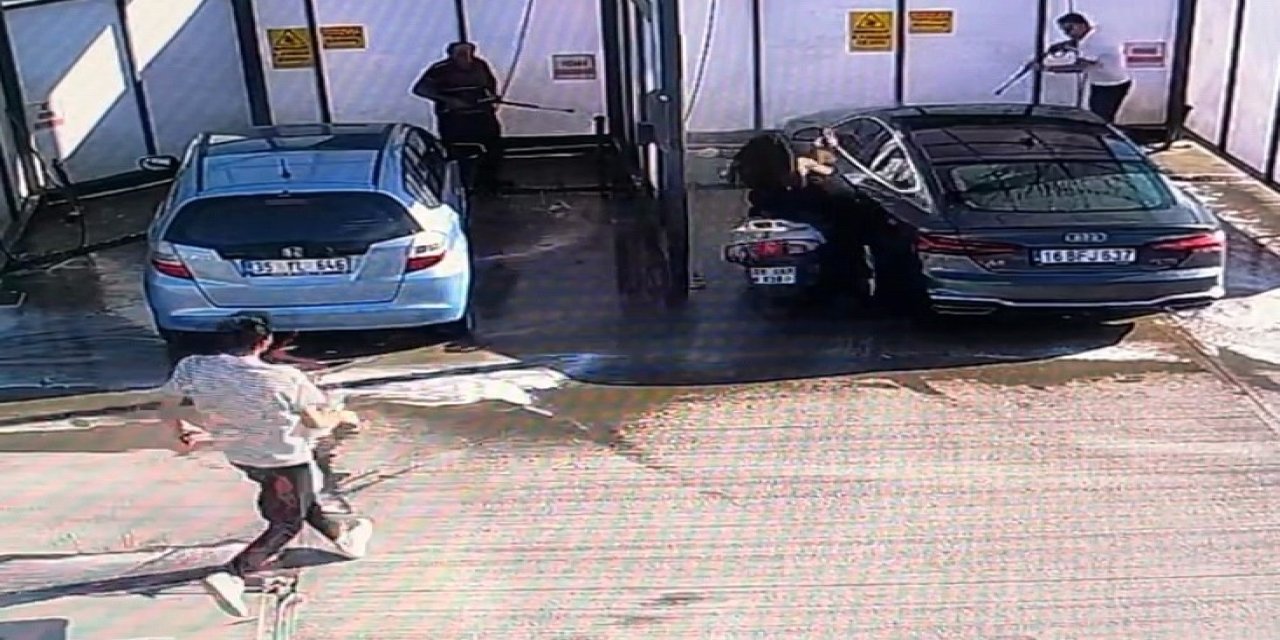 Motosikletli Genç Kız Benzinlikte Yıkanan Otomobile Çarptı