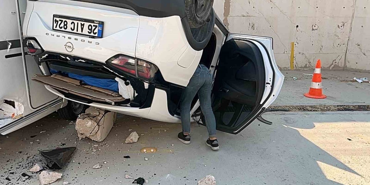 Anne-Kız Araçla 5 Metre Yükseklikten Siteye Uçtu
