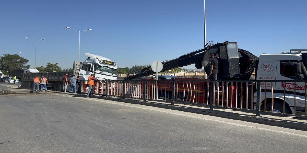 Kontrolden Çıkan Tır, Demir Korkuluk ve Bariyerleri Biçti