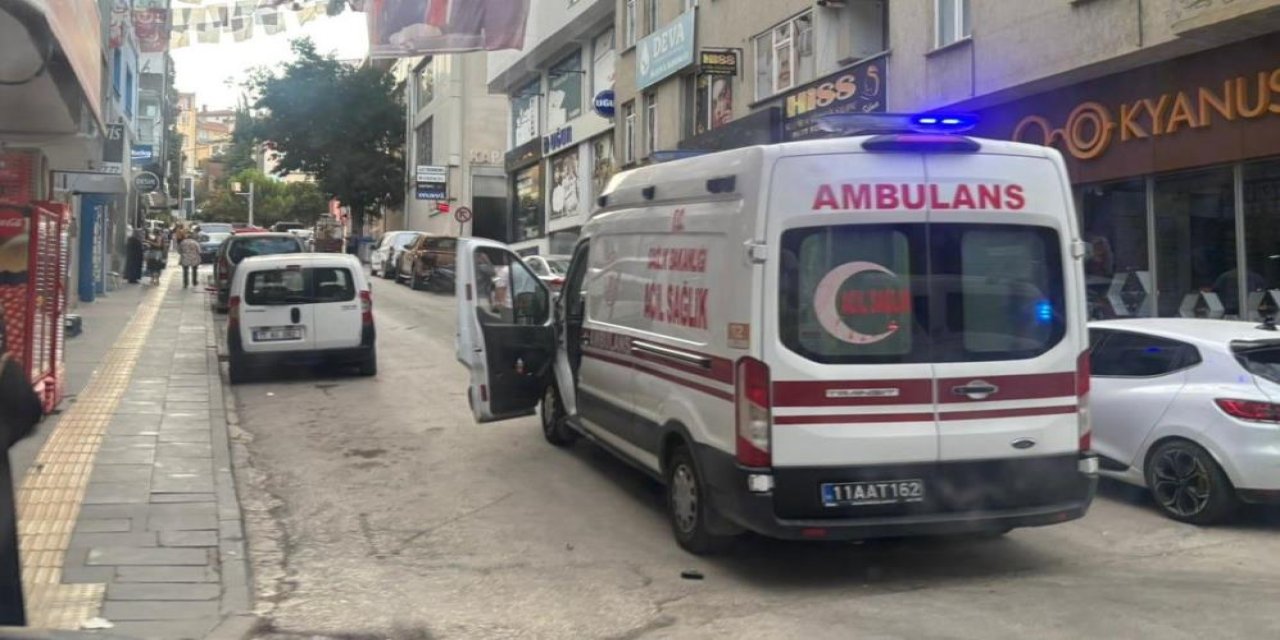 Motosikletli sürücü seyir halindeki araca çarptı, 1 kişi yaralandı