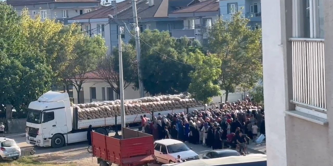 Bir Hayırsever 30 Ton Patatesi Ücretsiz Dağıttı
