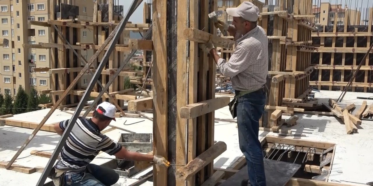İnşaat İşçilerinin Sıcak Havayla Mücadelesi