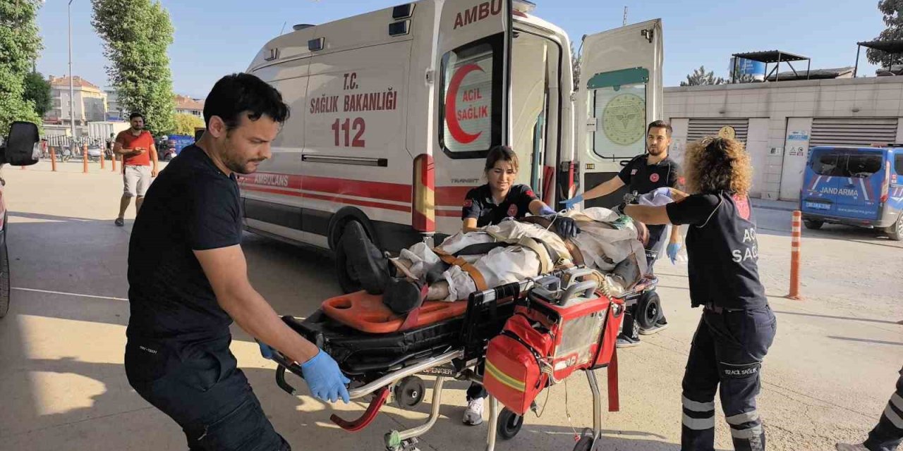 Fabrikanın Çatısından Düşen İşçi Ağır Yaralandı