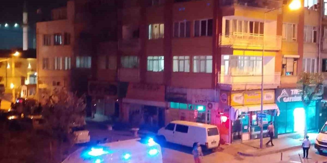 Gece Saatlerinde Çıkan Yangın Mahalleliyi Sokağa Döktü