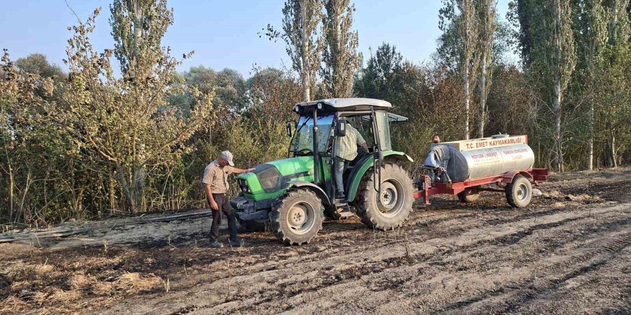 8 Dönüm Arazi Ve 180 Balya Saman Küle Döndü
