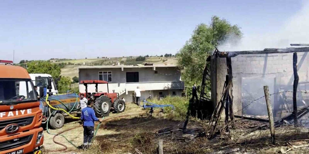 Saman Deposunda Çıkan Yangın Tarım Arazilerine Sıçradı