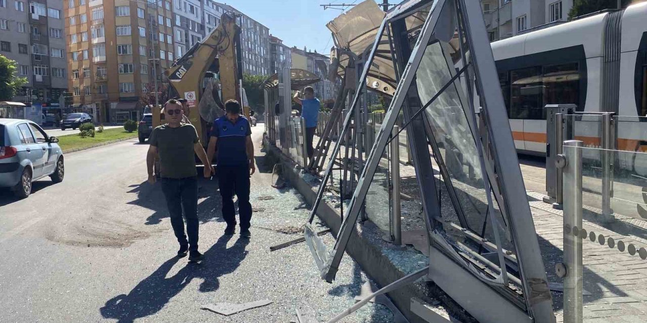 Kepçe Kolu Tramvay Durağına Çarptı