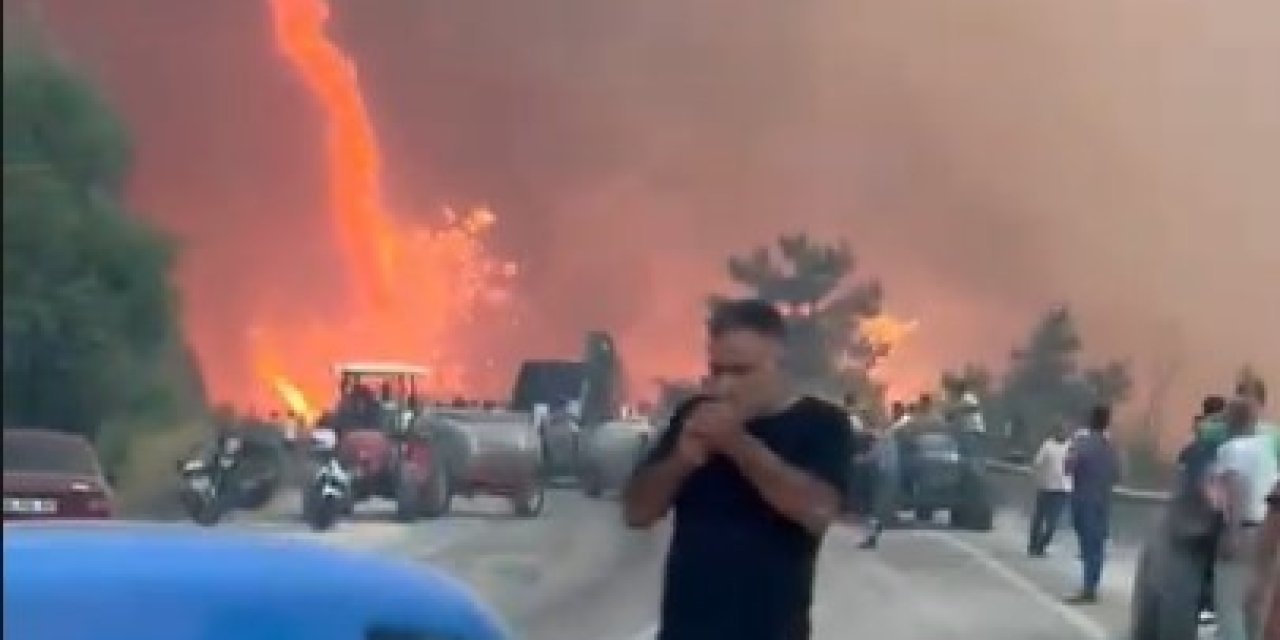 Yangına Aldırış Etmeden Sigarasını Yaktı...
